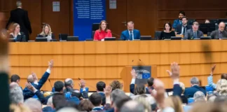 Parlamento Europeu aprova endurecimento migratório inspirado no ICE Parlamento Europeu aprova endurecimento migratório inspirado no ICE