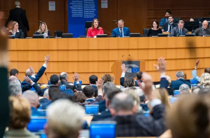 Parlamento Europeu aprova endurecimento migratório inspirado no ICE