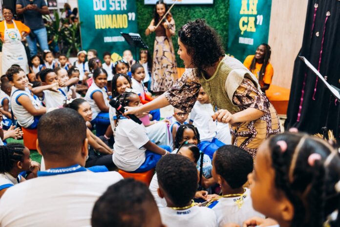 mundo da criança Mais de mil pessoas visitam Mundo Encantado da Criança na Bienal do Livro