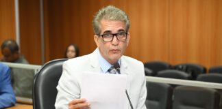"Gasolina cai na refinaria, mas não baixa na bomba”, diz deputado Robinson Almeida