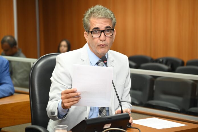Robinson Almeida "Gasolina cai na refinaria, mas não baixa na bomba”, diz deputado Robinson Almeida