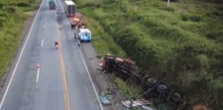 Caminhoneiro morre após carreta tombar no sudoeste da Bahia