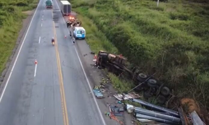 Caminhoneiro morre após carreta tombar no sudoeste da Bahia