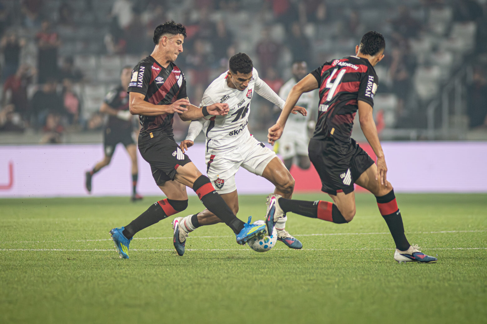 Vitória sofre virada para o Athletico-PR em jogo marcado por polêmicas