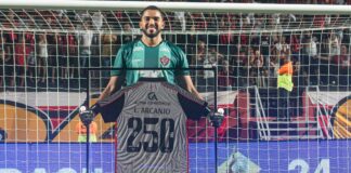 O goleiro Lucas Arcanjo vive ótima fase no Vitória e passou a despertar interesses de equipes nacionais e do exterior para a janela de meio de ano
