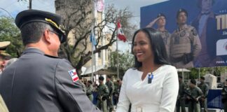 A gestora Larissa Guerra da Silva, Coordenadora Executiva do Planserv, recebeu nesta sexta-feira (1º) a Medalha Marechal Argolo