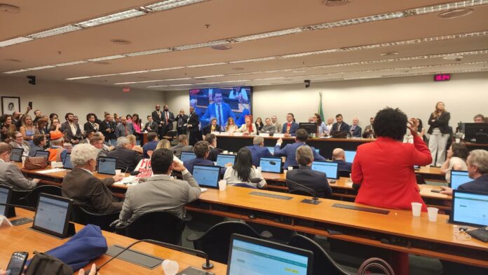 Comissão da Câmara aprova texto-base para fim da escala 6x1