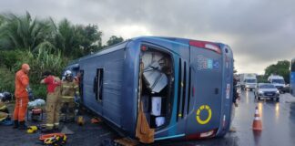 Homem morre após ônibus tombar na BR-324 em Simões Filho