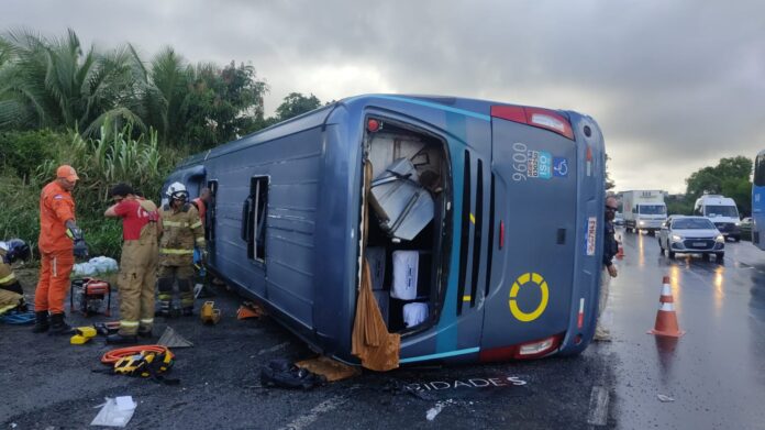 acidente onibus br 324 Homem morre após ônibus tombar na BR-324 em Simões Filho
