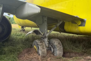 Avião cargueiro do Mercado Livre sai da pista após pouso em Salvador