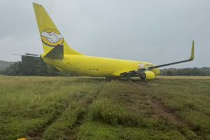 Avião cargueiro do Mercado Livre sai da pista após pouso em Salvador