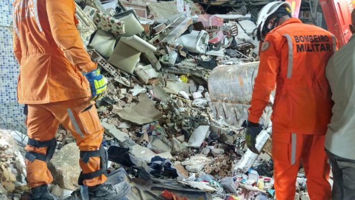 bombeiros desabamento predio salvador Corpo de Bombeiros localiza terceira vítima de desabamento em Salvador