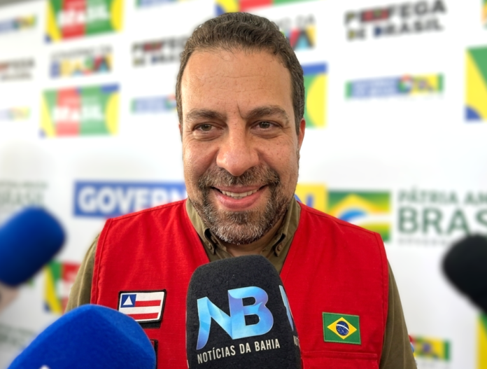 boulos noticias da bahia microfone Boulos questiona se Flávio Bolsonaro pediu que milícia do RJ seja classificada como organização terrorista