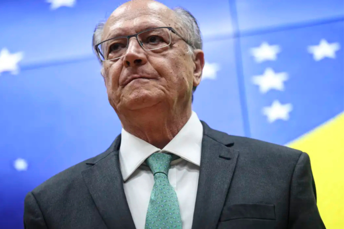 Geraldo Alckmin dispara contra clã Bolsonaro após medida dos EUA e cita caso Master