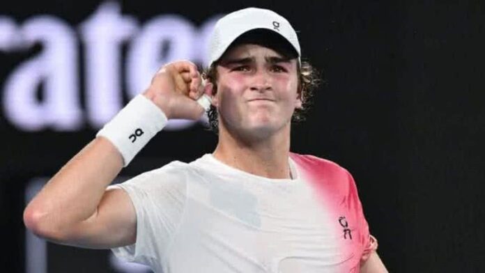 joao-fonseca_l4ocb3rw_widelg_widelg HISTÓRICO! De virada, João Fonseca elimina Djokovic em Roland Garros