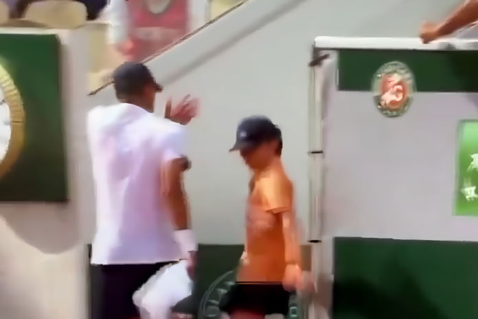 rafael jodar tenista empurra menina Que vergonha! Tenista espanhol aparece empurrando uma criança em Roland Garros; vídeo