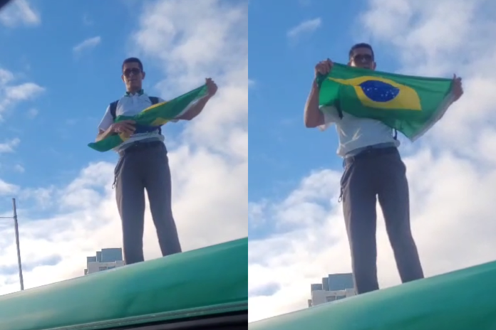 rodoviario sobe teto de onibus De forma inusitada, rodoviário sobe em teto de ônibus para protestar em Salvador