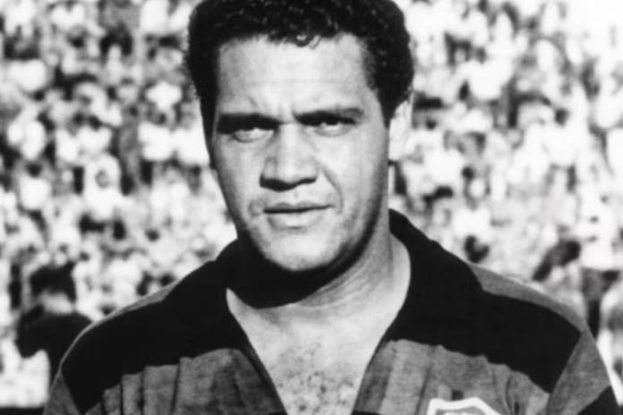 Ídolo do Vitória, ex-zagueiro Romenil morre aos 82 anos e clube presta homenagem
