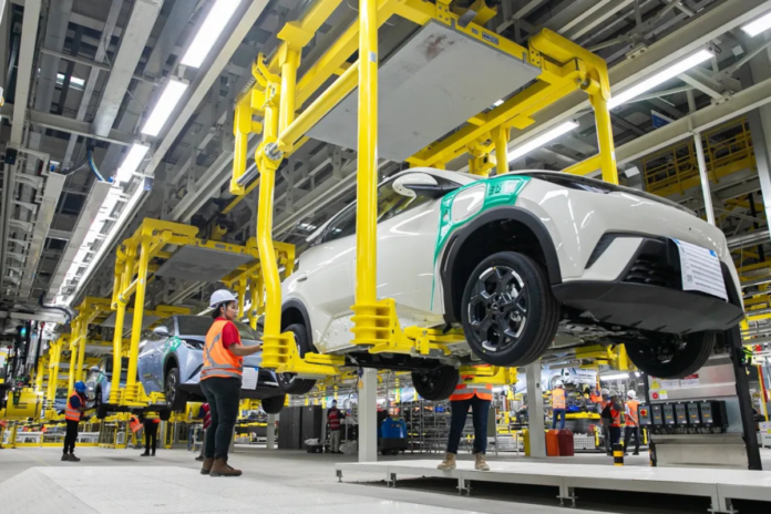 trabalhadores na byd Vagas de emprego na BYD: montadora realiza mutirão para cargos de operador na Bahia