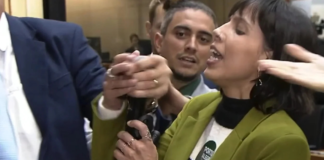 Vereador bolsonarista arranca microfone de parlamentar que falava sobre Flávio Bolsonaro; assista vídeo