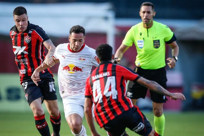 vitoria x bragantino Vitória visita o Bragantino em busca do primeiro triunfo fora de casa no Brasileirão