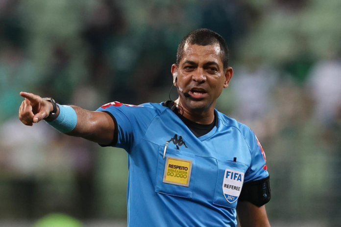 wagner do nascimento magalhaes arbitro Brasileirão Série B: árbitro carioca aplica 12 cartões em CRB x Ponte Preta e presidente se revolta
