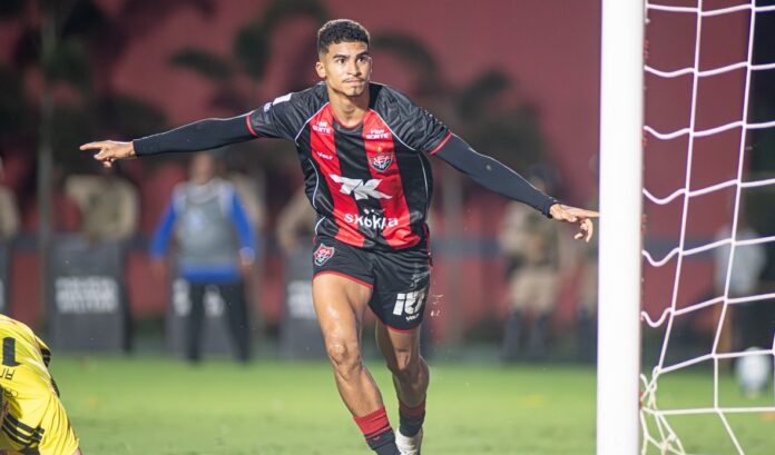 É DO LEÃO! Vitória confirma vínculo em definitivo do artilheiro Renê