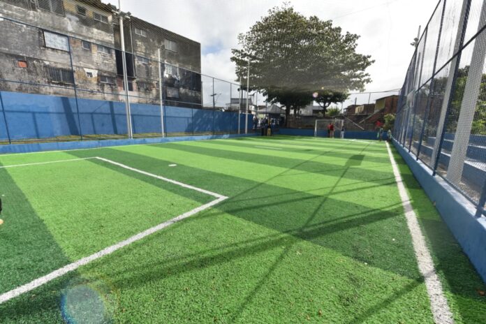 Prefeitura entrega arena de grama sintética em Cajazeiras XI