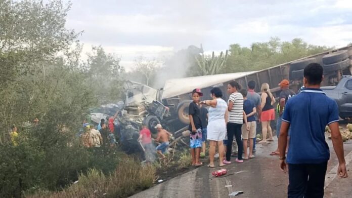 Grave acidente deixa 16 mortos da mesma família na BR-116