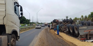 Acidentes na BR-324: capotamento e carreta tombada causam longo congestionamento nesta segunda (1º)