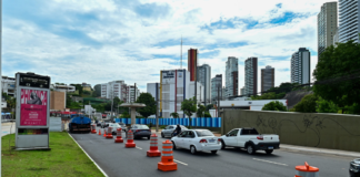 Instalação de passarela gera bloqueio na Juracy Magalhães nesta quinta-feira (12)