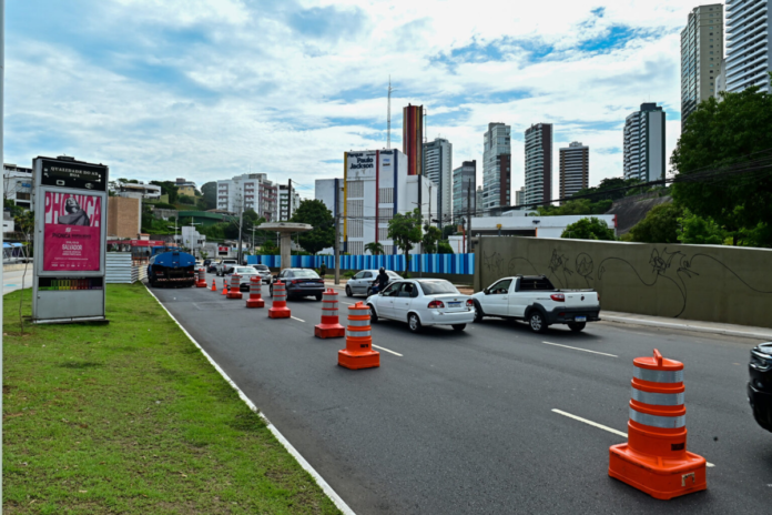 Instalação de passarela gera bloqueio na Juracy Magalhães nesta quinta-feira (12)