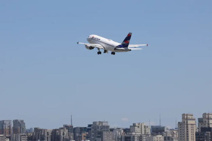 aviao decolando brasil Governo libera R$ 8 bilhões para companhias aéreas