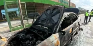 Carro pega fogo na Orla de Salvador