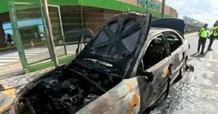 carro fogo salvador Carro pega fogo na Orla de Salvador