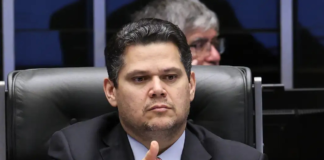 Alcolumbre mantém PEC 6x1 travada em semana esvaziada no Senado