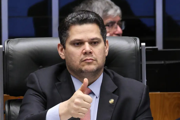 davi alcolumbre senado federal Alcolumbre mantém PEC 6x1 travada em semana esvaziada no Senado