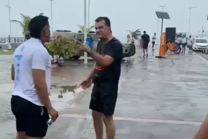Presidente do Vitória é hostilizado por torcedor do Bahia na orla de Salvador