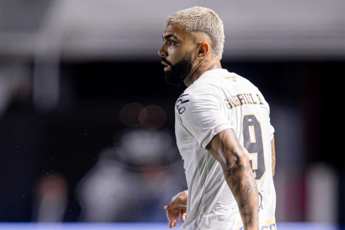 Após gestos obscenos contra o Vitória, atacante Gabigol será denunciado pelo STJD