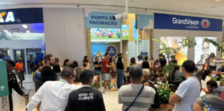 Famílias reclamam de demora em sala de vacinação no Shopping Salvador