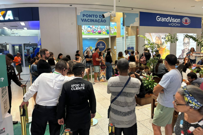 Famílias reclamam de demora em sala de vacinação no Shopping Salvador