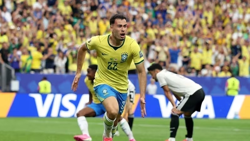 No apagar das luzes, Brasil vira pra cima do Japão e avança na Copa do Mundo