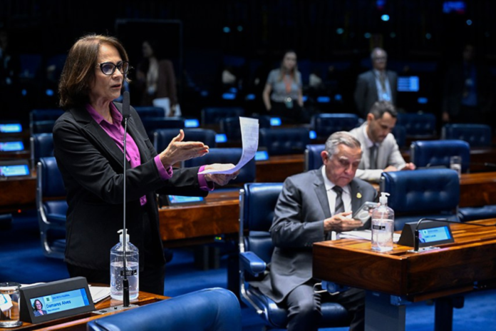 Em novo ataque bolsonarista, Senado susta norma do Conanda sobre aborto