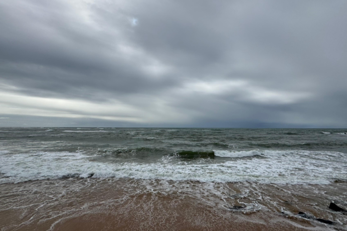 Inema prevê ventos de até 70 km/h e chuva, mantendo alerta climático para Salvador e litoral baiano