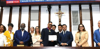 Na ALBA, cantor Xanddy Harmonia é homenageado com a Comenda 2 de Julho