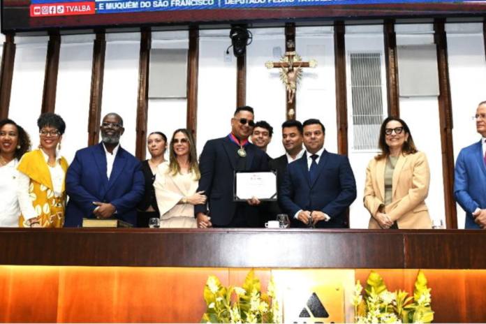 xanddy comendador da bahia alba Na ALBA, cantor Xanddy Harmonia é homenageado com a Comenda 2 de Julho