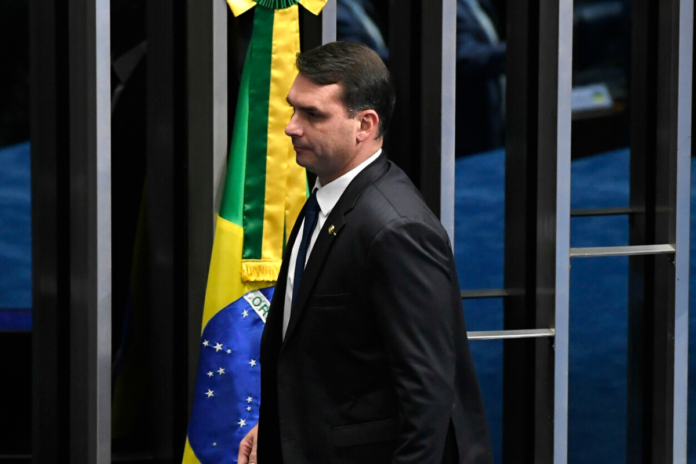 flavio bolsonaro senador 7 Flávio Bolsonaro ameaça e promete mexer na Constituição se vencer a eleição
