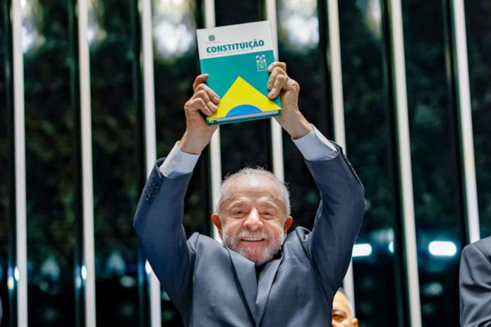 “Fora da democracia, não tem saída. É ditadura”, afirma Lula durante promulgação da PEC do fim da escala 6x1